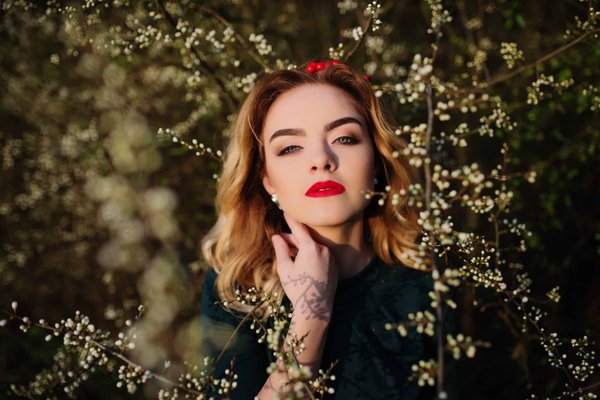 How to Style a Silk Scarf with a White Button-Down Shirt for a Timeless Professional Look?